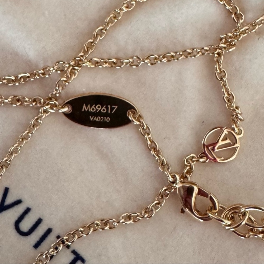 NEW LOUIS VUITTON Limited Edition Collier
Essential V California Dream Necklace - Picture 15 of 15